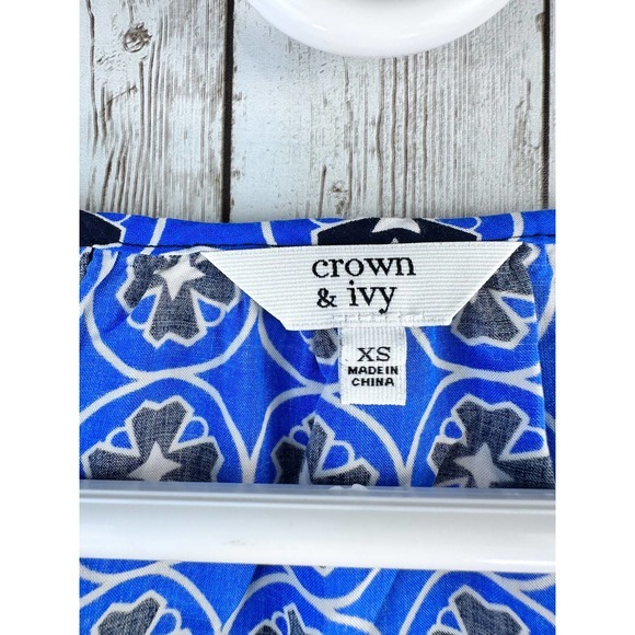 Crown & Ivy Womens‎ Tops Sz XS Navy Blue Floral Lace Trim Split Neck 3/4 Sleeves - Picture 6 of 7